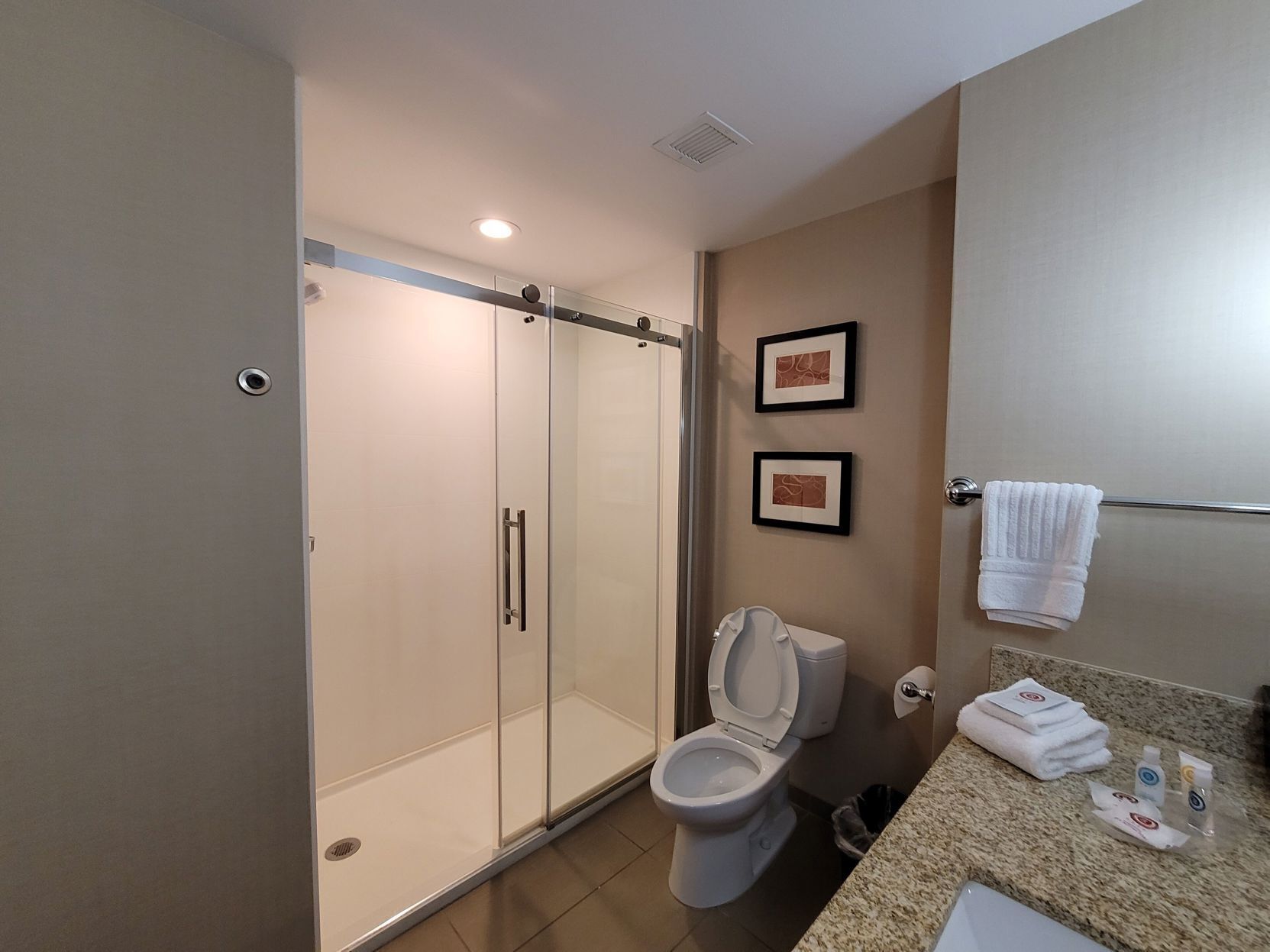 Baño | Secador de pelo y toallas