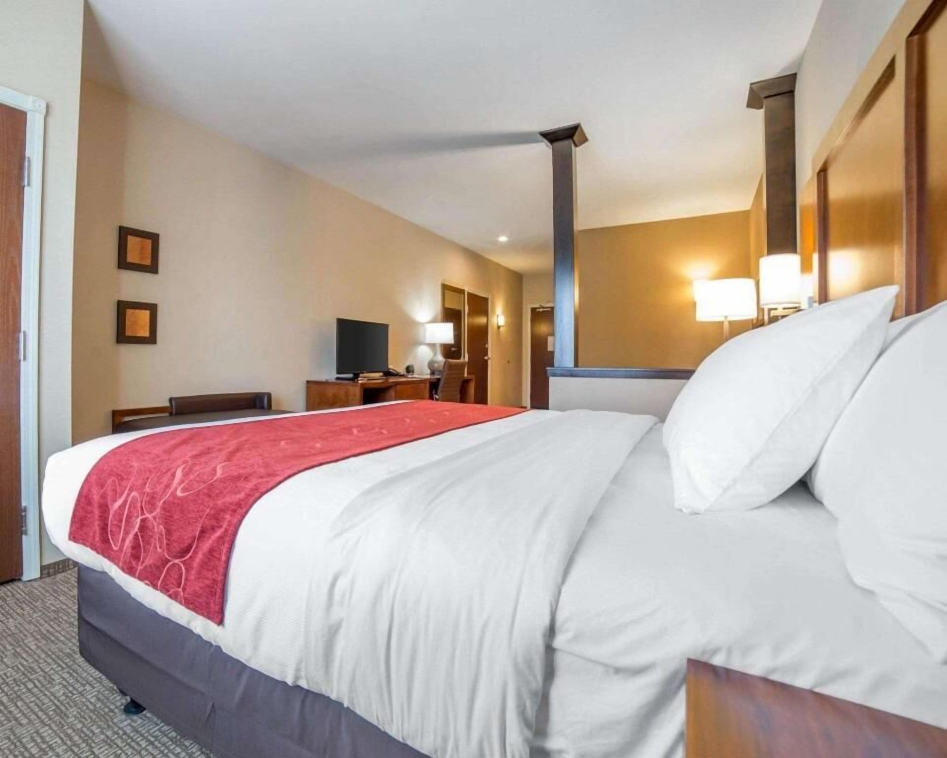 Escritorio, tabla de planchar con plancha, wifi gratis y ropa de cama