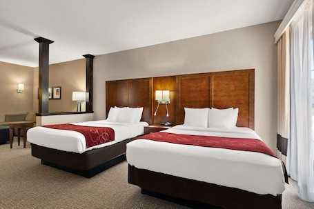 Escritorio, tabla de planchar con plancha, wifi gratis y ropa de cama