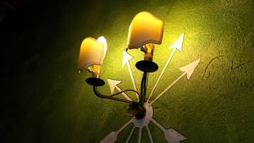 Una lámpara de pared con dos luces y varias flechas direccionales.