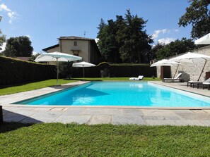 Außenpool, Sonnenschirme, Liegestühle