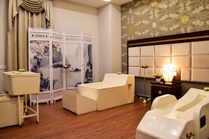 Indoor spa tub