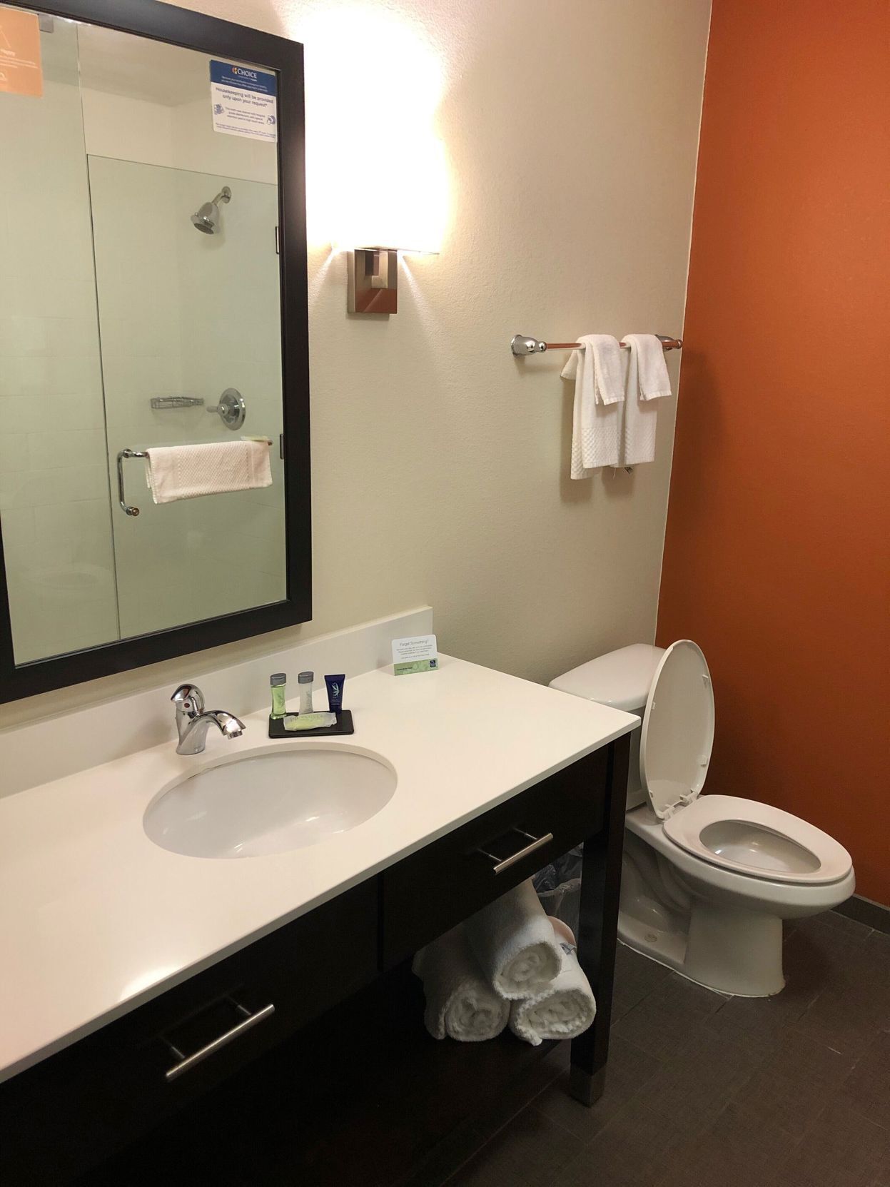 Bathroom | Combined shower/bathtub, free toiletries, hair dryer, towels