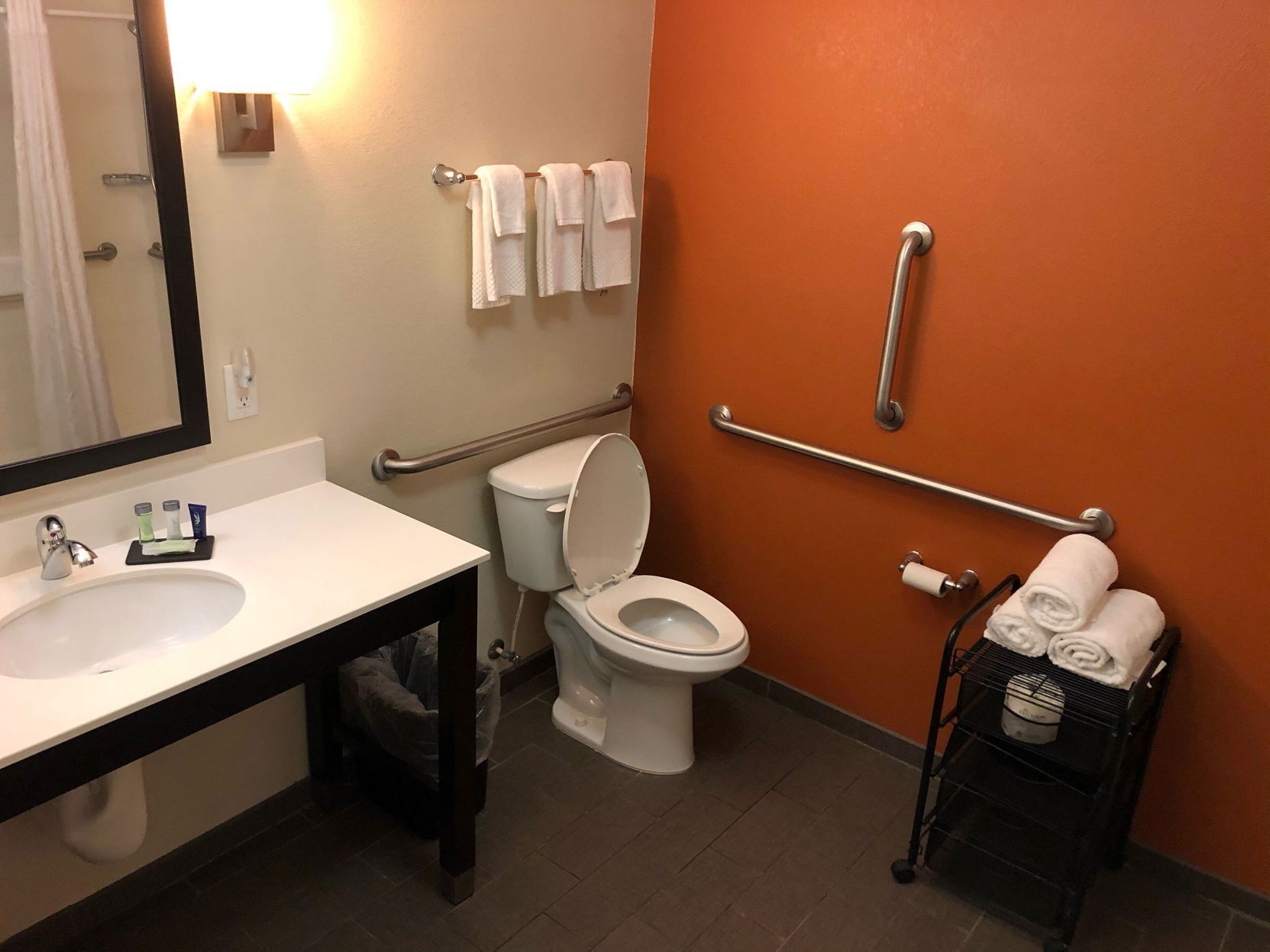 Bathroom | Combined shower/bathtub, free toiletries, hair dryer, towels