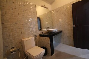 Habitación estándar con 1 cama matrimonial o 2 individuales, 1 habitación | Baño | Regadera, amenidades de baño gratuitas, toallas 