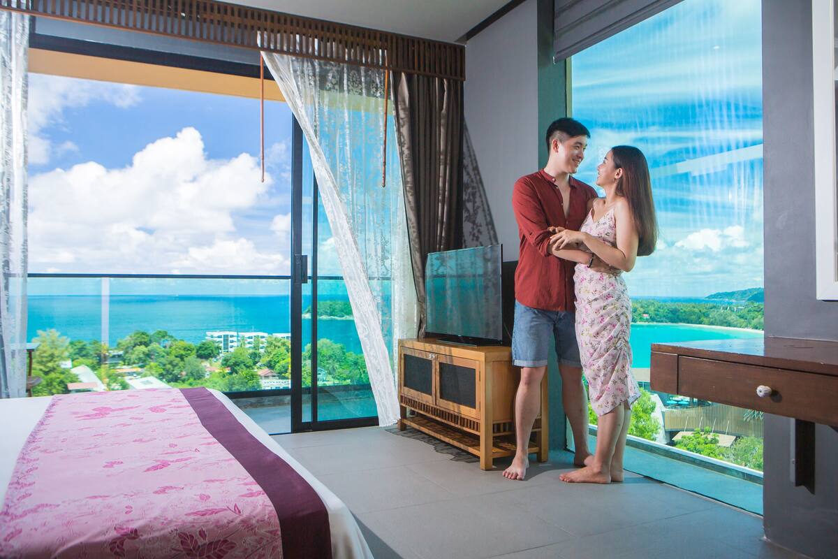 Minibar, caja de seguridad en la habitación y cortinas blackout