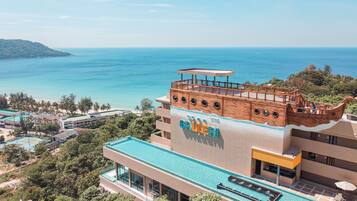 Piscine extérieure, parasols de plage, chaises longues