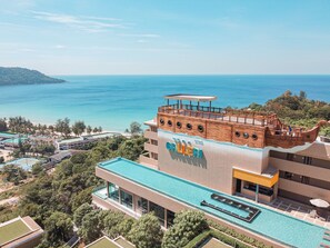 Una piscina al aire libre, sombrillas, sillones reclinables de piscina