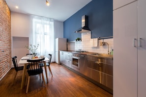 Elite Apartment | Private kitchen | Full-size fridge, oven, stovetop, coffee/tea maker - FriendHouse Apartments (Kraków)