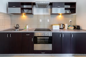 Standard Apartment (Lobzowska 22 Street) | Private kitchenette | Full-size fridge, oven, stovetop, coffee/tea maker - FriendHouse Apartments (Kraków)