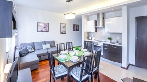 Un apartamento moderno con comedor, cocina y sala de estar.