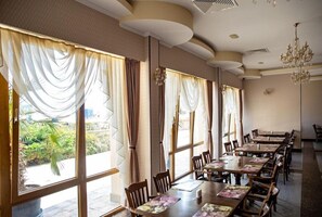 Serveert lunch en diner, internationale gerechten