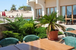 Déjeuner et dßner servis sur place, spécialités Cuisine internationale