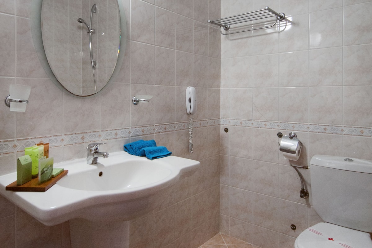 Chambre Double, balcon | Salle de bain
