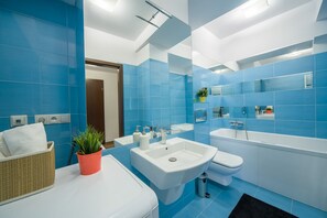 Luxury Apartment, 1 Bedroom, Kitchen, Courtyard Area | Bathroom - FriendHouse Apartments – Old City (Kraków)