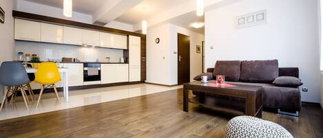 Luxury-Apartment, 1 Schlafzimmer, Küche, zum Innenhof hin | Wohnzimmer | Flachbildfernseher