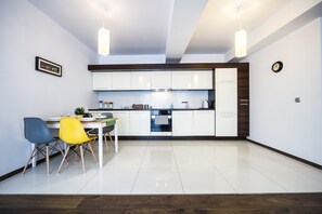 Appartement luxueux, 1 chambre, cuisine, côté cour intérieure | Cuisinette privée | Surface de cuisson, cafetière-théière, bouilloire électrique