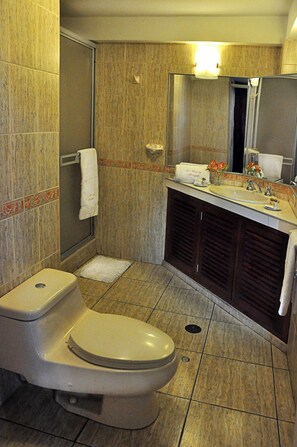 Superior Double Room, Balcony | Bilik Mandi | Pancuran mandi, kelengkapan dandanan diri percuma, tuala disediakan 