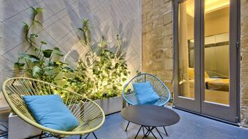 Deluxe Double Room (Ground Floor With Patio) | Hypo-allergenic bedding available, minibar, in-room safe, desk