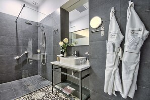 Deluxe Double Room (Ground Floor With Patio) | Hypo-allergenic bedding, minibar, in-room safe, desk - Ursulino Valletta (Valletta)