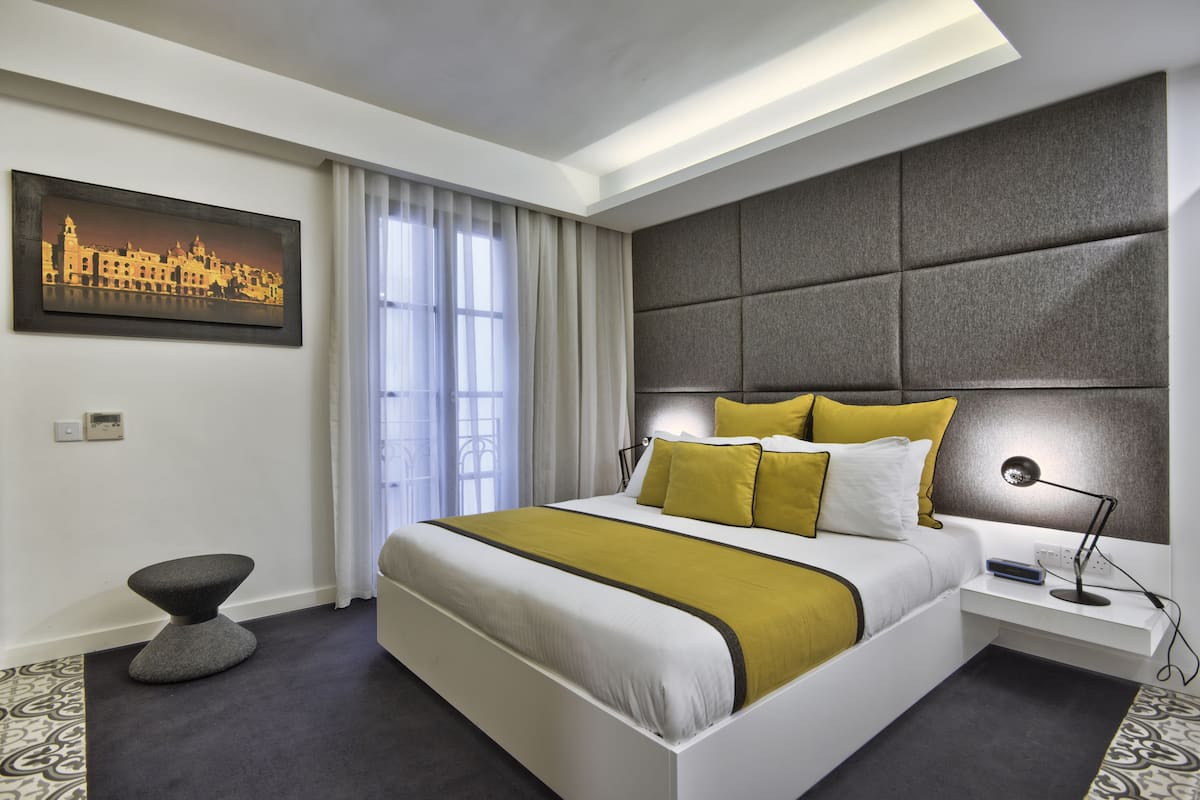 deluxe double room | 1 bedroom, hypo-allergenic bedding, minibar, in-room safe