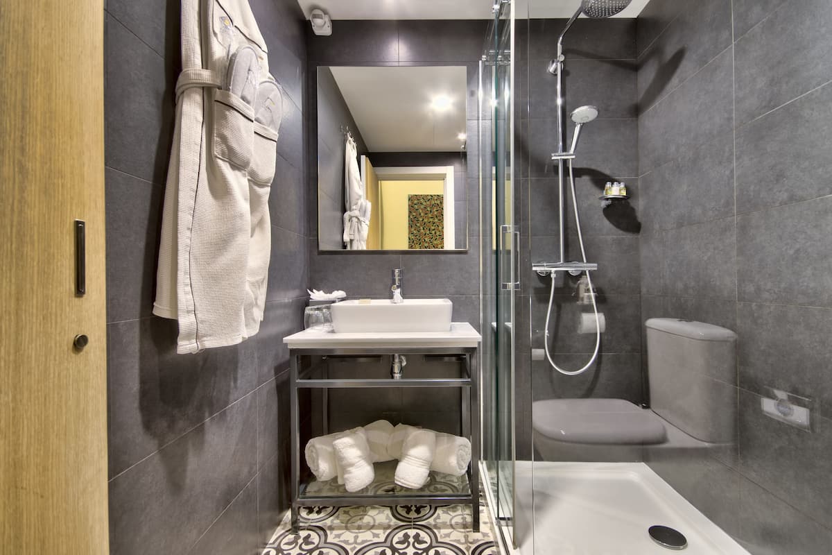 deluxe double or twin room | bathroom | free toiletries, hair dryer, bathrobes, slippers
