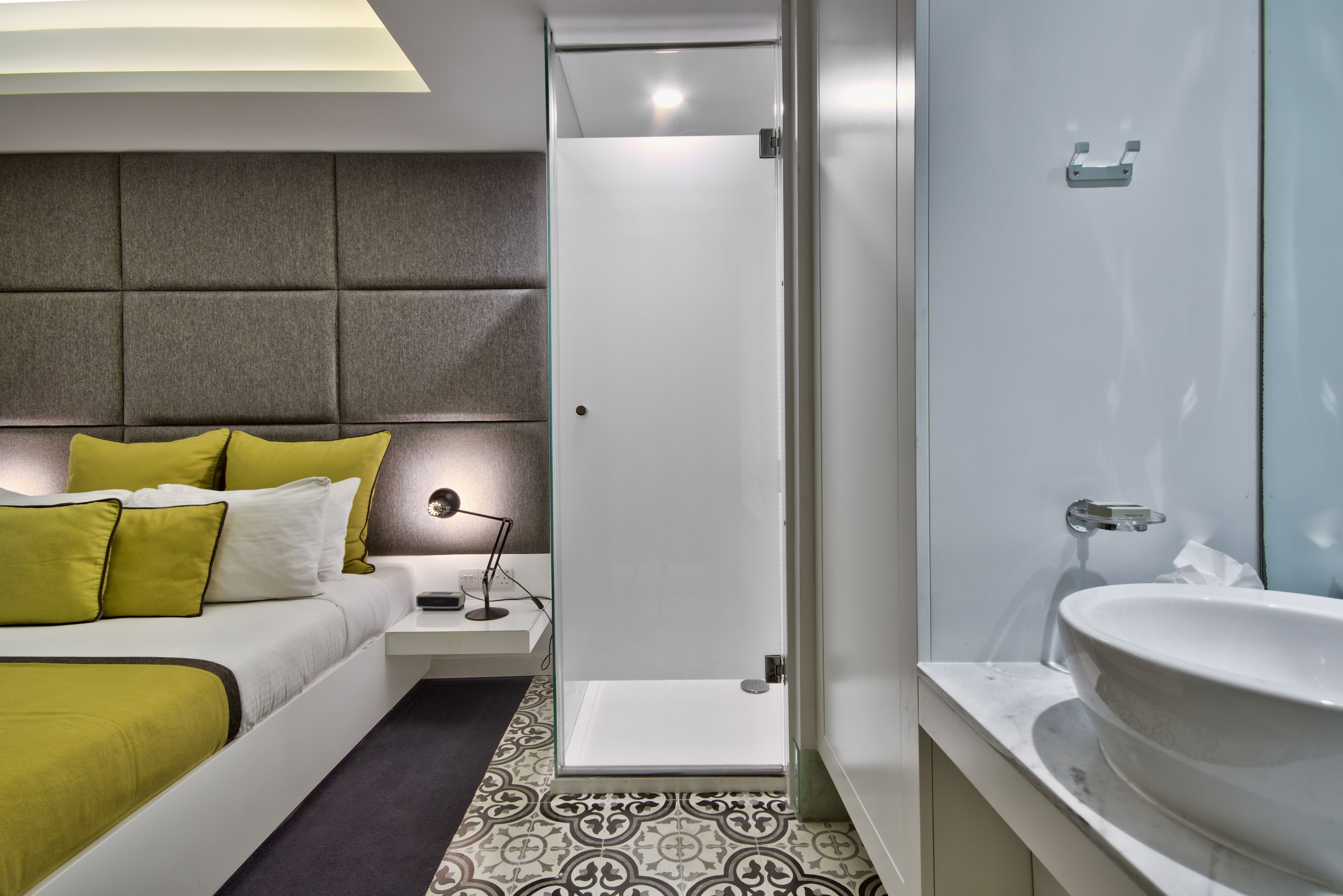 deluxe double room | bathroom | free toiletries, hair dryer, bathrobes, slippers