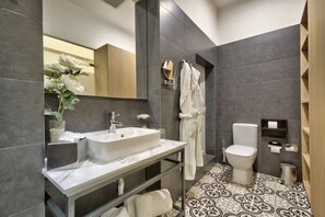 Deluxe-Doppelzimmer (Ground Floor With Patio) | Badezimmer | Kostenlose Toilettenartikel, Haartrockner, Bademäntel, Hausschuhe