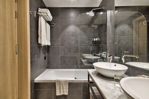 Superior Double Room, 1 Queen Bed, City View | Bathroom | Free toiletries, hair dryer, bathrobes, slippers - Ursulino Valletta (Valletta)