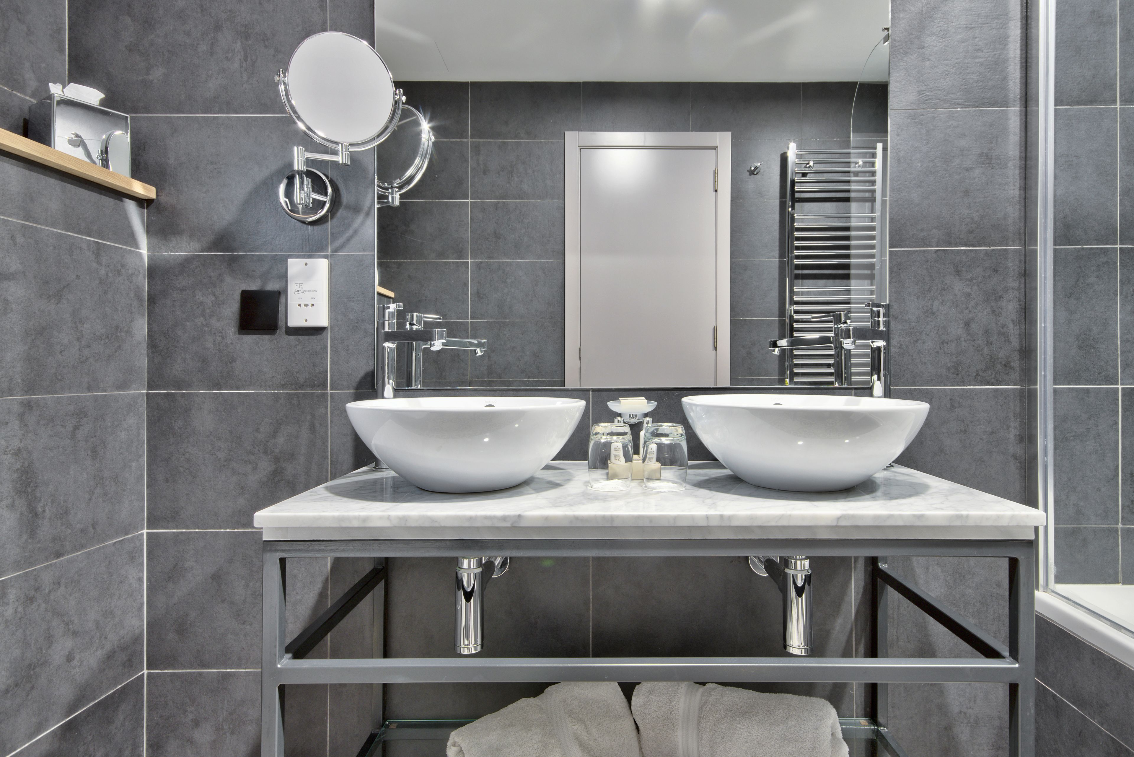 deluxe double or twin room | bathroom | free toiletries, hair dryer, bathrobes, slippers