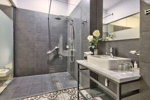 Deluxe-Doppelzimmer (Ground Floor With Patio) | Badezimmer | Kostenlose Toilettenartikel, Haartrockner, Bademäntel, Hausschuhe