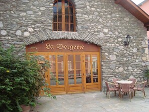 المنشأة من الخارج