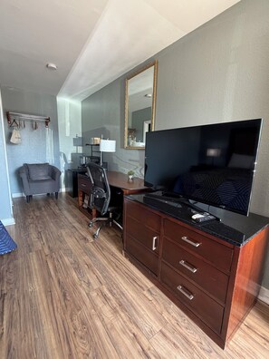 Suite, 1 King Bed, Non Smoking | Desk, blackout drapes, iron/ironing board, rollaway beds - Scottish Inn and Suites (Bensalem)