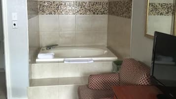 Combined shower/bathtub, free toiletries, towels