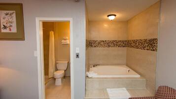 Een bad/douchecombinatie, gratis toiletartikelen, handdoeken