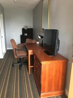 Escritorio, cortinas blackout y tabla de planchar con plancha 