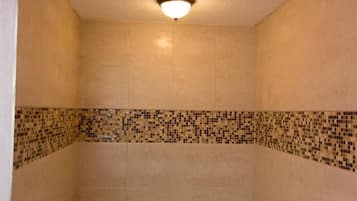 Combined shower/bathtub, free toiletries, towels