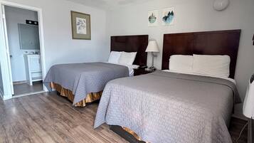 Chambre Standard, 2 lits doubles, non-fumeur | Bureau, rideaux d’obscurcissement, fer et planche à repasser