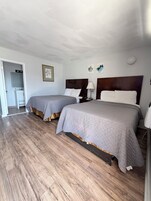 Escritorio, cortinas blackout y tabla de planchar con plancha 
