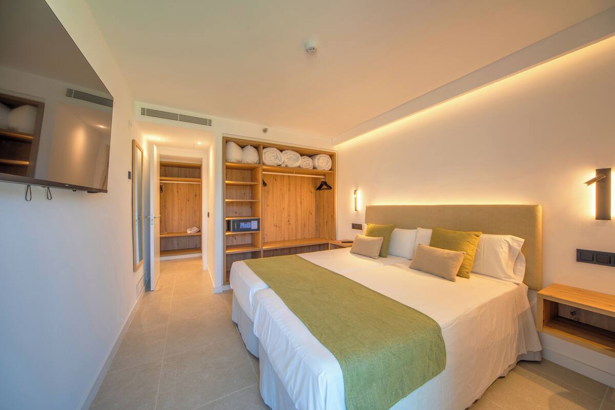 Minibar, desk, blackout drapes, soundproofing