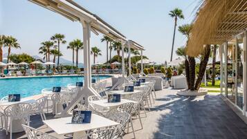 Poolside bar