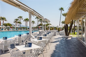 Bar junto a la piscina