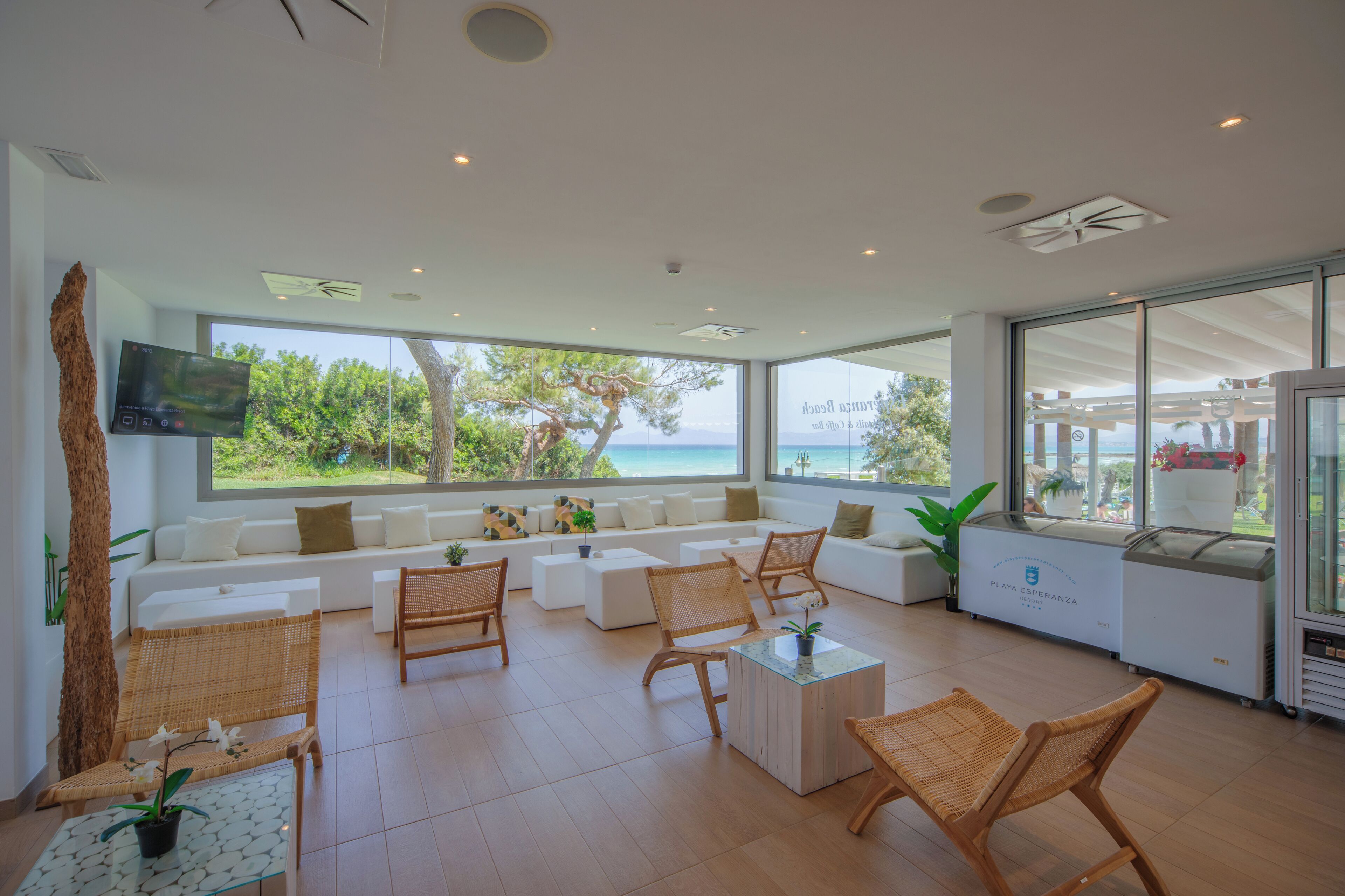 2 bars, 3 bars en bord de piscine