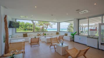 2 bars, 3 bars en bord de piscine