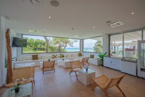 2 barer/lounger, 3 barer ved poolen