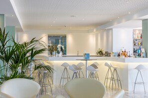 2 bars/lounges, 3 poolside bars - Playa Esperanza Resort (Muro)
