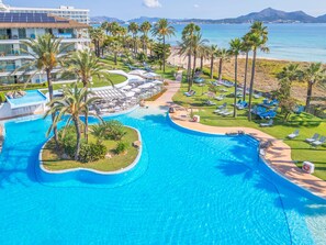 Inomhuspool, 3 utomhuspooler, parasoller och solstolar