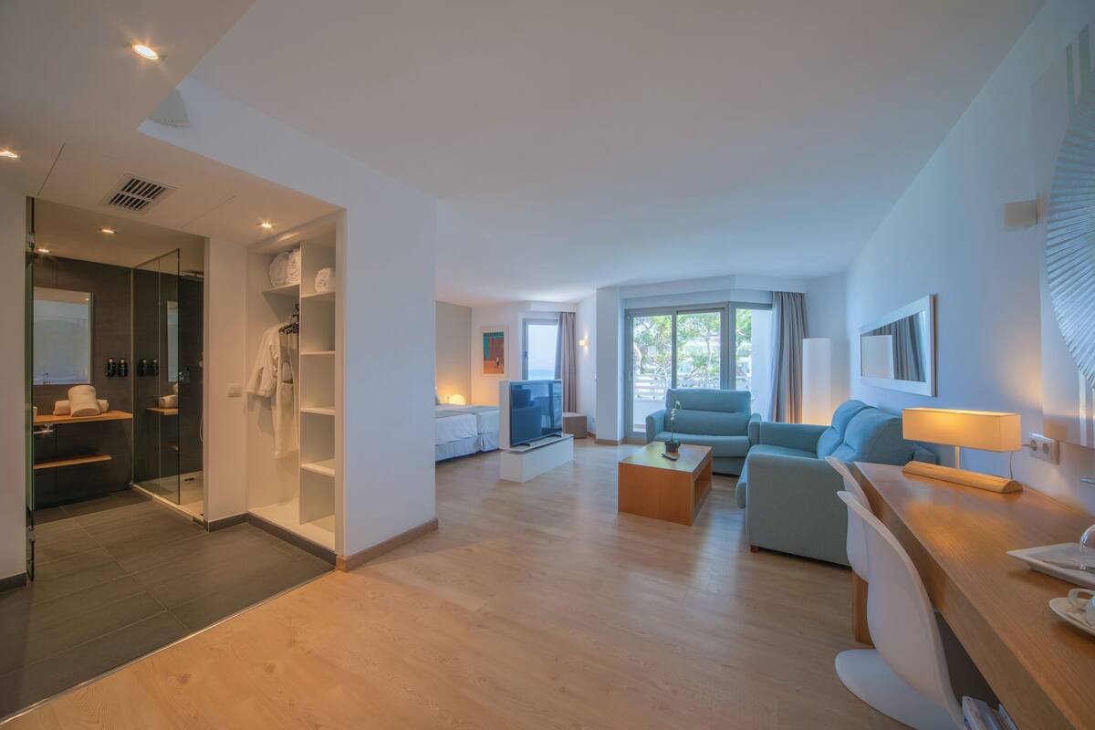 Minibar, desk, blackout drapes, soundproofing
