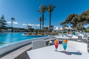 2 bares y 3 bares junto a la piscina