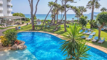 Innenpool, 3 AuĂenpools, Sonnenschirme, LiegestĂŒhle